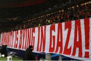 欧冠赛前，土耳其主场球迷挂横幅声援巴勒斯坦：“人性正在加沙泯灭”