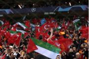 欧冠赛前，土耳其主场球迷挂横幅声援巴勒斯坦：“人性正在加沙泯灭”